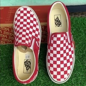 Vans checkerboard red & white
Woman sz 5.5 & Men sz 4